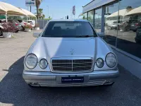 Usata Mercedes E200 Elegance 186 CV (136 kW) 1998 Argento Berlina