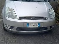 Usata Ford Fiesta 68 CV (50 kW) 2002 Grigio Berlina