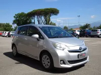 Usata Toyota Verso-S Lounge 99 CV (72 kW) 2013 Argento Monovolume