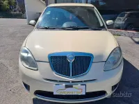 Usado Lancia Ypsilon 60 HP (44 kW) 2006 Bege Citadino