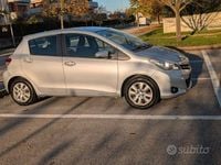 Usata Toyota Yaris 69 CV (50 kW) 2014 Grigio Utilitaria