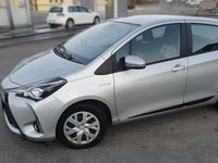 Usata Toyota Yaris Hybrid Active 73 CV (53 kW) 2018 Grigio Berlina