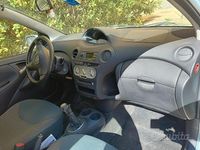 Usata Toyota Yaris 65 CV (47 kW) 2005 Blu Berlina
