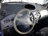 Usata Toyota Yaris 68 CV (50 kW) 2000 Blu Utilitaria