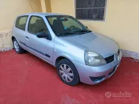 Usado Renault Clio II 75 CV (55 kW) 2007 Gris Berlina