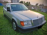 Usata Mercedes E200 136 CV (100 kW) 1993 Argento Berlina