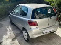 Usata Toyota Yaris 86 CV (63 kW) 2000 Grigio Berlina