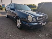 Usata Mercedes E200 Avantgarde 136 CV (100 kW) 1996 Blu Station wagon