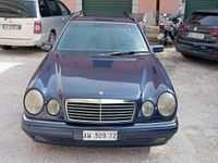 Usata Mercedes E250 150 CV (110 kW) 1998 Blu Station wagon