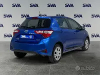 Usata Toyota Yaris Hybrid Active 101 CV (74 kW) 2017 Blu Berlina