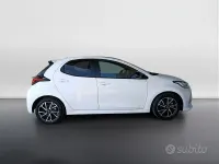 Usata Toyota Yaris Hybrid Lounge 92 CV (67 kW) 2022 Bianco Berlina