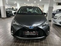 Usata Toyota Yaris Hybrid Lounge 75 CV (55 kW) 2018 Grigio moda metallizzato SUV