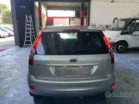 Usata Ford Fiesta Ghia 75 CV (55 kW) 2008 Grigio Utilitaria