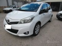 Usata Toyota Yaris Lounge 69 CV (50 kW) 2013 Bianco Berlina