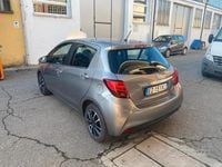 Usata Toyota Yaris Active 69 CV (50 kW) 2015 Grigio Berlina