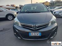 Usata Toyota Yaris Lounge 89 CV (65 kW) 2013 Grigio Utilitaria