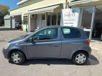 Usata Toyota Yaris 65 CV (47 kW) 2004 Grigio Utilitaria