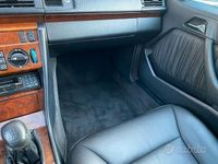 Usado Mercedes E200 136 CV (100 kW) 1994 Púrpura Descapotable
