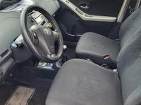 Usata Toyota Yaris 69 CV (50 kW) 2010 Grigio Utilitaria