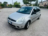 Usata Ford Fiesta Ghia 75 CV (55 kW) 2003 Grigio Utilitaria