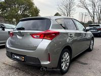 Usata Toyota Auris Hybrid Lounge 99 CV (72 kW) 2015 Grigio Berlina
