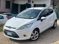 Usata Ford Fiesta Titanium 82 CV (60 kW) 2010 Bianco Utilitaria