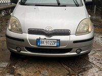 Usata Toyota Yaris 68 CV (50 kW) 2000 Grigio Utilitaria