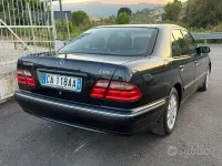 Usado Mercedes E220 Elegance 143 CV (105 kW) 2002 Azul Berlina