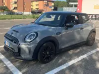 Usata Mini Cooper SE Essential 75 kW (102 CV) 2023 Grigio Utilitaria