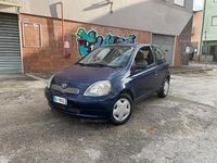 Begagnad Toyota Yaris 67 HK (49 kW) 2000 Blå Sedan