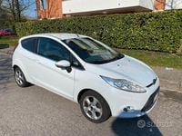 Usata Ford Fiesta Titanium 82 CV (60 kW) 2012 Bianco Utilitaria