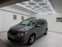 Begagnad VW Touran Highline 150 HK (110 kW) 2010 Grå Minibuss