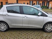 Usata Toyota Yaris Lounge 69 CV (50 kW) 2014 Grigio Utilitaria