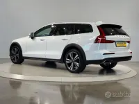 Usata Volvo V60 CC Business Edition 190 CV (139 kW) 2020 Bianco Station wagon