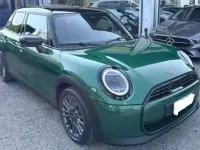 Usata Mini Cooper Favoured 114 kW (156 CV) 2025 Verde Utilitaria