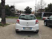 Usata Renault Clio II Dynamique 75 CV (55 kW) 2011 Bianco Berlina