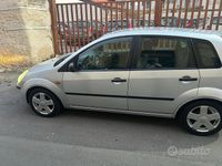 Usata Ford Fiesta 67 CV (49 kW) 2005 Grigio Utilitaria