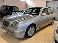 Usata Mercedes E220 Executive 143 CV (105 kW) 2002 Grigio Berlina