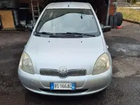 Usata Toyota Yaris 68 CV (50 kW) 2001 Grigio Utilitaria