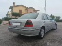 Usata Mercedes C180 122 CV (89 kW) 1997 Grigio Berlina