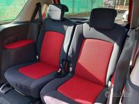 Usata Peugeot 1007 70 CV (51 kW) 2006 Rosso Monovolume