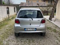Usata Toyota Yaris Sol 68 CV (50 kW) 2001 Argento Berlina
