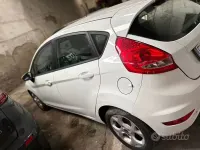 Usata Ford Fiesta 70 CV (51 kW) 2012 Bianco Berlina