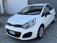 Usata Kia Rio 75 CV (55 kW) 2012 Bianco Berlina