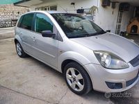 Usata Ford Fiesta 90 CV (66 kW) 2008 Grigio Utilitaria