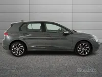Usata VW Golf VIII Life 110 CV (80 kW) 2022 Grigio Berlina