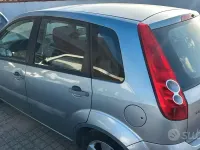 Usata Ford Fiesta Titanium 90 CV (66 kW) 2006 Grigio Utilitaria