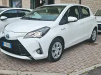 Usata Toyota Yaris Hybrid Cool 73 CV (53 kW) 2020 Bianco Berlina