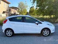 Usata Ford Fiesta Titanium 92 CV (67 kW) 2010 Bianco Berlina