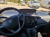Usado Lancia Ypsilon 60 CV (44 kW) 2017 Gris Utilitario